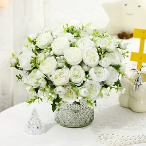 Squisito mazzo di rose bianche artificiali in vaso di vetro, perfetto per decorazioni e matrimoni.