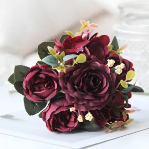 Primo piano di un bouquet di rose artificiali rosso scuro che mostra dettagli di texture.