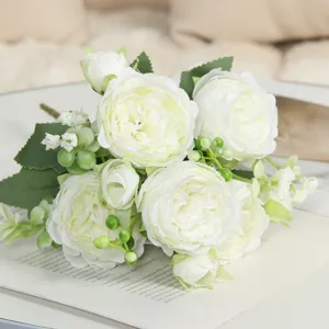Bouquet di rose bianche artificiali fiori finti vista di dettaglio per matrimoni
