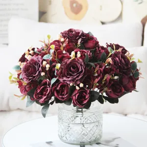 Bouquet di rose artificiali rosso scuro in vaso di vetro, decorazione floreale.