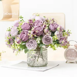 Mazzo di fiori di rose viola artificiali per decorazioni domestiche e composizioni floreali.