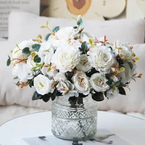 Vista dettagliata del bouquet di rose artificiali bianche in vaso di vetro, elegante decorazione.