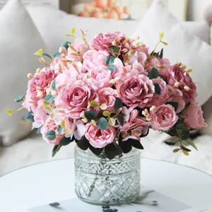 Bouquet di rose rosa artificiali in vaso di vetro, elegante decorazione floreale.