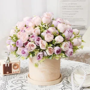 Künstlicher Pfingstrosen Blumenstrauß im Marmortopf für Tischdeko im Wohnzimmer.