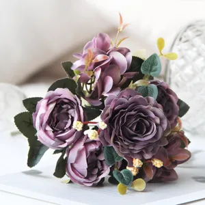 Dettaglio bouquet di rose artificiali per decorazione casa, bella composizione floreale viola.