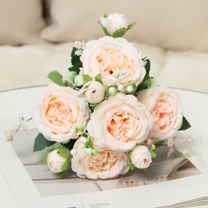 Splendido bouquet di rose e peonie artificiali rosa pesca per decorazione casa e matrimoni.