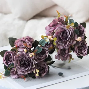 Dettaglio del bouquet di rose artificiali viola, elegante composizione di peonie per la casa.