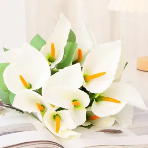 Mooi kunstmatig calla lelie boeket met witte neppe bloemen voor huisdecoratie.