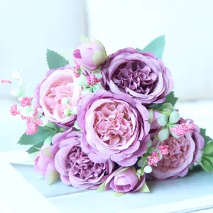 Vista dettagliata del bouquet di rose artificiali in seta, elegante decoro floreale.