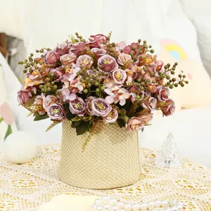 Bouquet di rose artificiali con vaso intrecciato, composizione floreale rosa vintage per arredamento