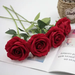 Fiori artificiali di rosa in velluto rosso ramo singolo per decorazione casa matrimonio.