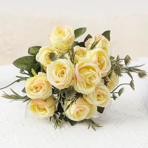 Bouquet di rose in seta artificiale, fiori finti gialli vintage per decorazione.