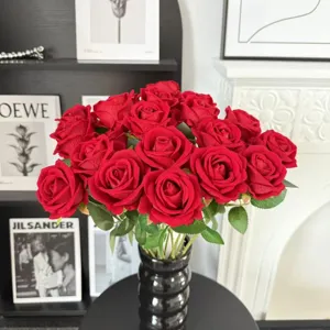 Bouquet di rose rosse artificiali in velluto per la decorazione della casa e feste