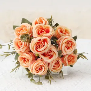 Primo piano bouquet di rose pesco artificiali dettaglio fiore in seta per decorazione
