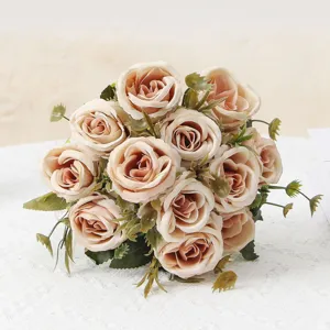 Primo piano di un bouquet di rose artificiali in tessuto di seta per decorazioni.