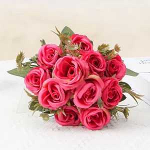 Primo piano dettaglio di mazzo di rose artificiali fiori di seta per decorazioni casa.