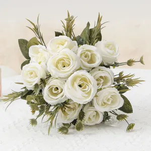 Vista dettagliata di un elegante bouquet di rose artificiali in seta bianca con foglie d'arredo.