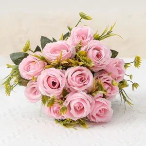 Bouquet di rose in seta artificiale per decorazione, fiori rosa realistici con foglie verdi.