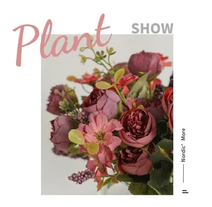 Stupendo bouquet di fiori artificiali con rose rosse vintage e bacche per decorazione.