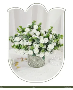 Bouquet di fiori di rose artificiali con vaso in vetro per decorazione d'interni casa.