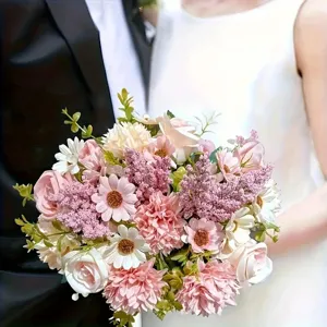 Detailansicht des künstlichen Hochzeitsblumenstraußes mit rosa Rosen für Innendekoration.