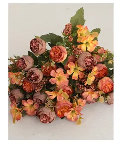 Dettaglio di un mazzo di fiori artificiali con rose arancioni rétro e piccole bacche.