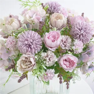 Vista dettagliata di uno splendido bouquet di fiori artificiali rosa e viola in un vaso di vetro.