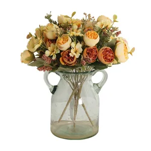 Bouquet di fiori artificiali con vaso in vetro, rose finte e peonie per decorare la casa.
