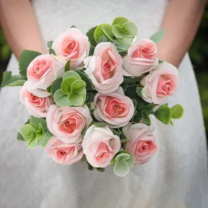 Bouquet di fiori di rose artificiali rosa con foglie di eucalipto per decorazioni nuziali.