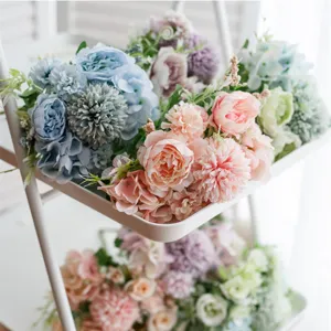 Mazzo di fiori artificiali finte rose composizione floreale di seta per decorazione casa.