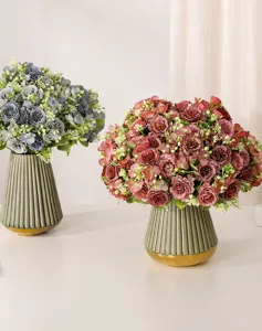 Bella bouquet di fiori artificiali per decorazione casa rose finte in vaso ceramica