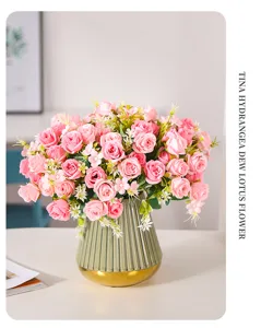 Vista dettagliata di bouquet di rose artificiali rosa, elegante composizione floreale.