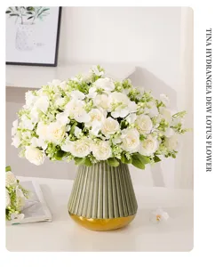 Mazzo di fiori artificiali bianchi rose ortensie in vaso di ceramica per decorazione casa