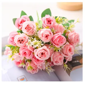 Bouquet di rose rosa artificiali per matrimonio e decorazione, dettaglio composizione floreale.