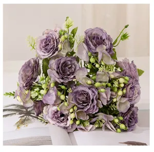 Bellissimo bouquet di fiori artificiali peonie viola per decorazione d'interni elegante.