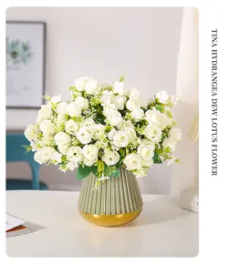 Bouquet di rose bianche artificiali in vaso di ceramica per decorazione dettaglio.