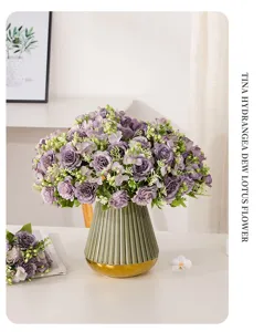 Bouquet di fiori artificiali con vaso in ceramica verde, perfetto per la decorazione domestica.