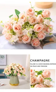 Vista ravvicinata dettagliata di bouquet di rose artificiali champagne per decorazioni.