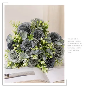 Vista dettagliata di bouquet di fiori di rose artificiali grigie con foglie verdi per la casa.