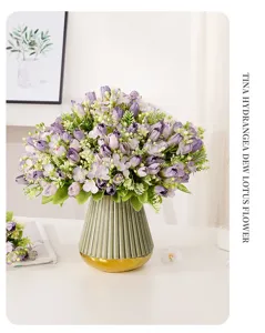 Ramo de flores artificiales con florero de cerámica tulipanes morados decoración