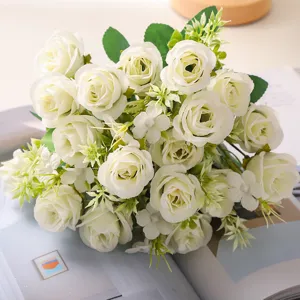 Bouquet di rose bianche artificiali per decorazione di nozze e composizioni floreali.