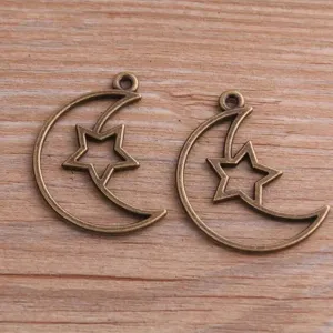 Pendentif creux lune et étoile en alliage bronze vue de détail pour vos projets de bijoux.
