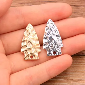 DIY alloy hammered arrowhead pendant jewelry accessory, ideal for necklaces and bracelets.