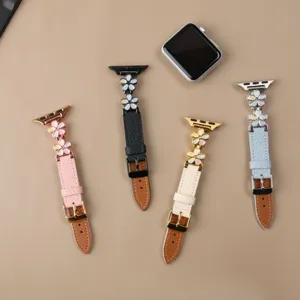 Cinturino di ricambio in pelle con ciondoli di fiori in metallo compatibile con Apple Watch.