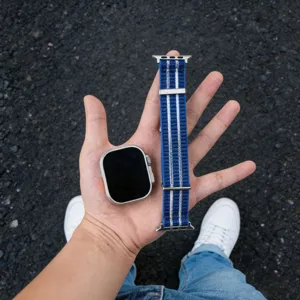 Bracelet de montre en nylon et vue détaillée du boîtier, sangle bleue respirante.