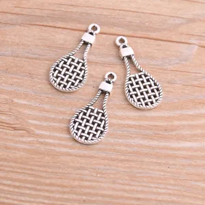 Detailansicht von antiken silbernen Legierung Tennis Schläger Anhängern für DIY Schmuck.