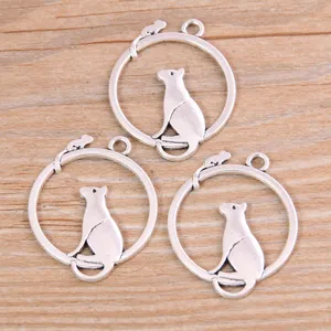 Detailaufnahme von silbernen Metall-Legierung DIY-Anhängern mit Katze-Maus-Design im Ring.