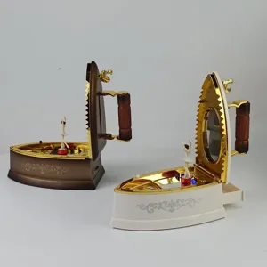 Vue détaillée de la boîte à musique à bijoux en forme de fer à repasser avec danseuse.