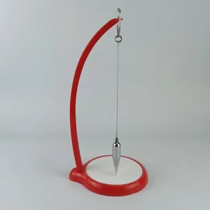 Vista detallada del soporte de péndulo de gravedad con plomada de metal y bonito marco rojo.