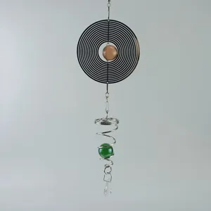 Roestvrijstalen windspinner detail met concentrische ringen en gekleurde kralen.